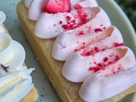 Strawberries & cream cake slice from Della & dottie
